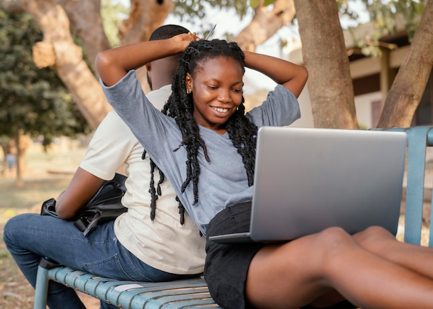 Photo gratuite Étudiants de plan moyen qui étudient