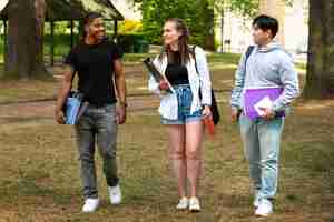 Photo gratuite Étudiants en plein air