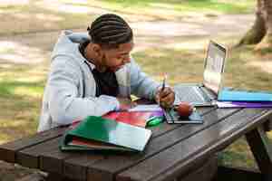 Photo gratuite Étudiants en plein air