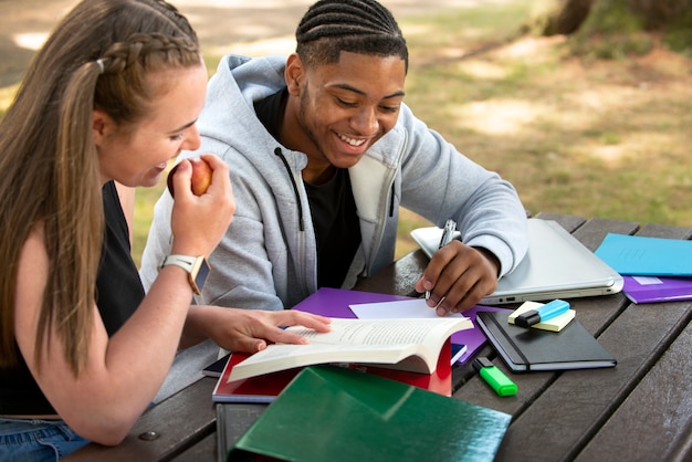 Photo gratuite Étudiants en plein air