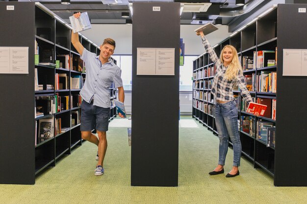 Les étudiants qui posent dans la bibliothèque