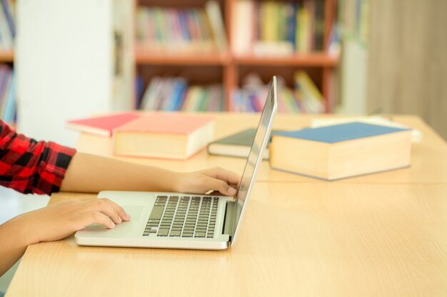 Les étudiants qui se concentrent sur l'éducation dans la bibliothèque