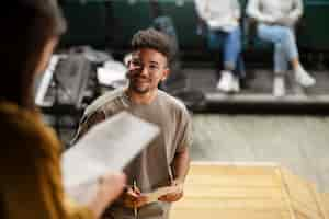 Photo gratuite des étudiants se préparent pour le cours de théâtre.