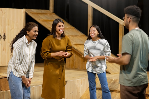 Photo gratuite des étudiants se préparent pour le cours de théâtre.