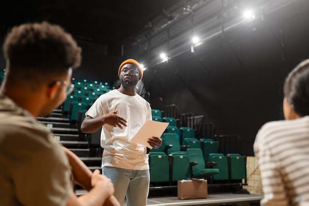 Photo gratuite des étudiants se préparent pour le cours de théâtre.