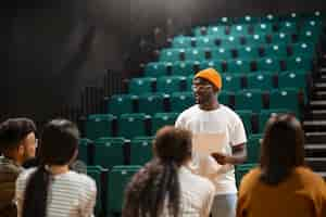 Photo gratuite des étudiants se préparent pour le cours de théâtre.