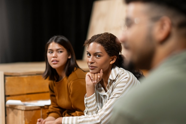 Photo gratuite des étudiants se préparent pour le cours de théâtre.