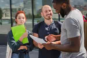 Photo gratuite Étudiants souriants avec des papiers