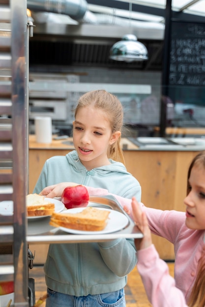 Photo gratuite Étudiants en train de déjeuner à la cantine