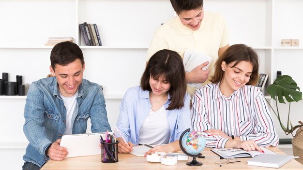 Etudiants travaillant dans une bibliothèque