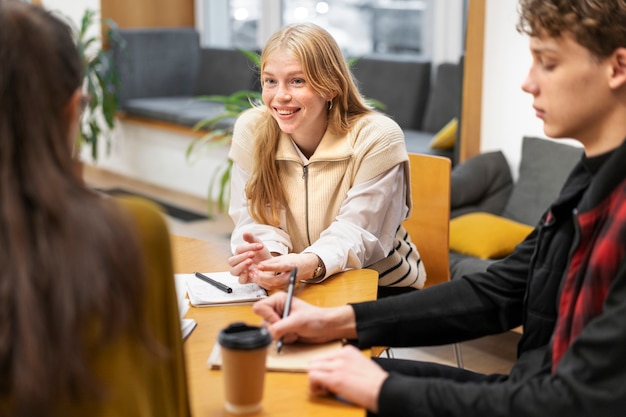 Photo gratuite Étudiants travaillant en groupe d'étude