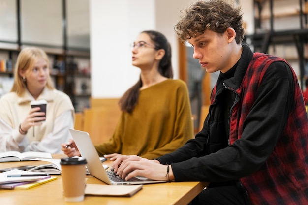 Photo gratuite Étudiants travaillant en groupe d'étude