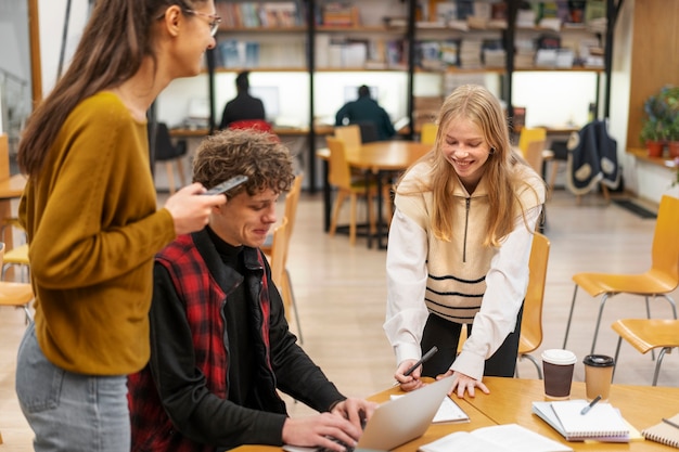 Étudiants travaillant en groupe d'étude