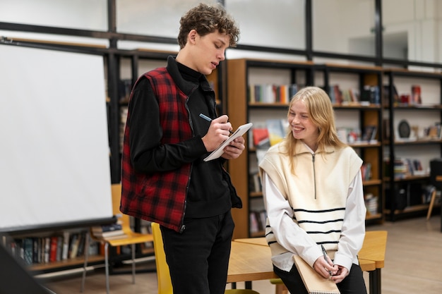 Photo gratuite Étudiants travaillant en groupe d'étude