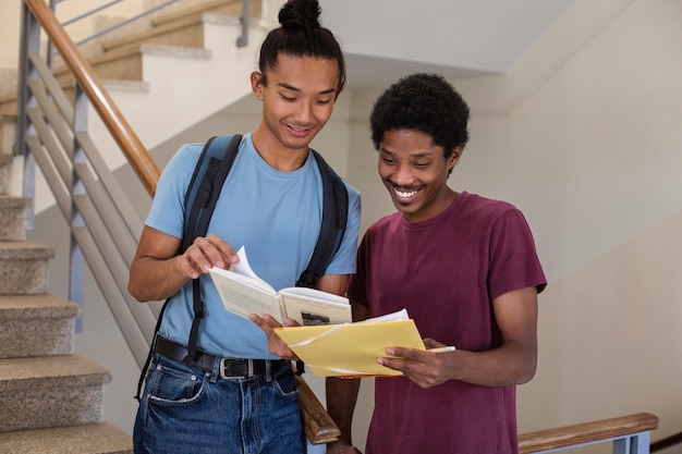 Photo gratuite Étudiants universitaires de différentes ethnies bachotant