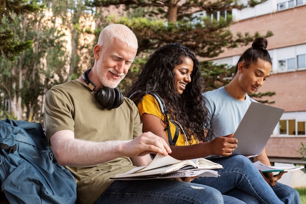 Photo gratuite Étudiants universitaires de différentes ethnies bachotant