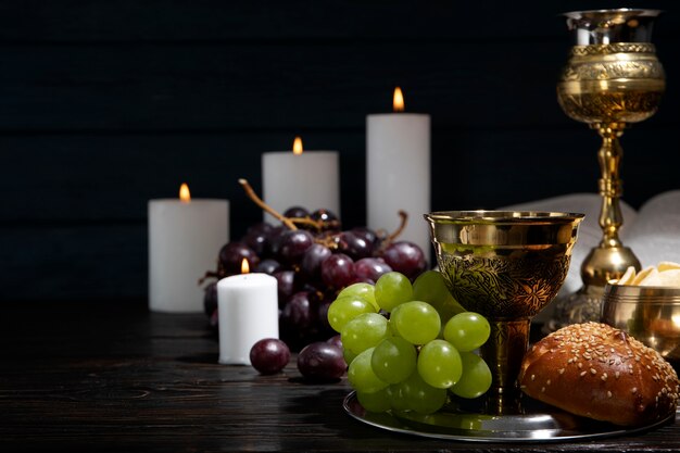 Eucharistie avec calice de vin et assortiment de raisins