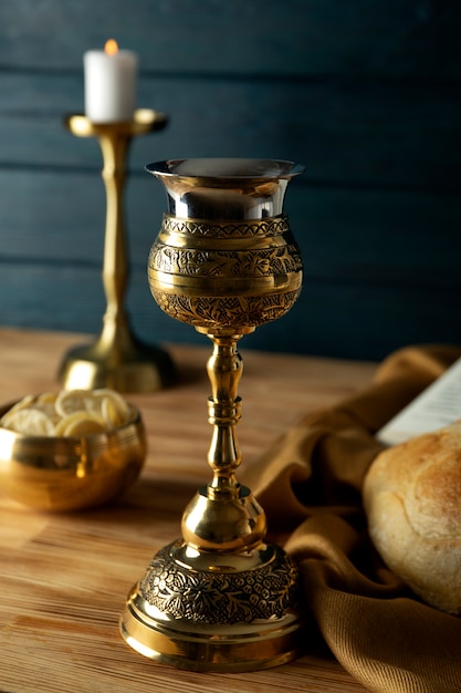 Eucharistie avec calice de vin et bougie