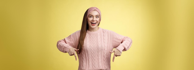 Euphorie attrayante jeune fille à la mode dans un groupe de tricot portant un pull souriante excitée enthousiaste