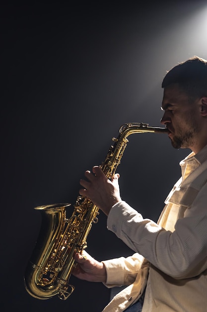 Un Européen joue du saxophone dans le noir