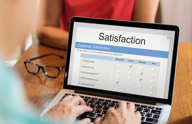 Photo gratuite Évaluation de la satisfaction en ligne sur ordinateur portable