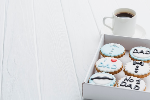 Photo gratuite Événement de la fête des pères avec des cookies