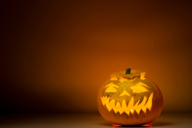 Photo gratuite evil jack-o-lantern avec bougie