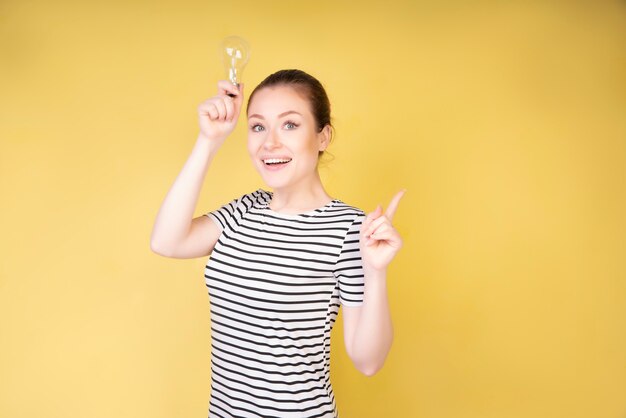 Evrika fille avec lampe dans la main droite