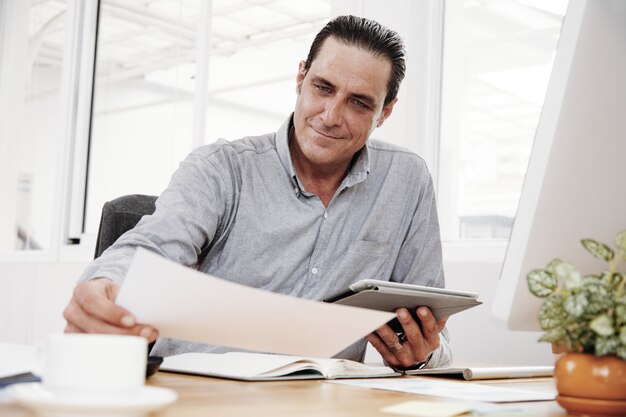 Examen du contrat au bureau