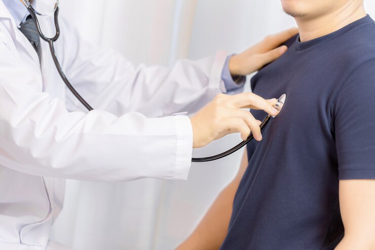 Photo gratuit examen médecin jeune homme avec stéthoscope à l&#39;hôpital.