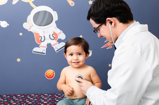 Photo gratuite examen de près avec stéthoscope