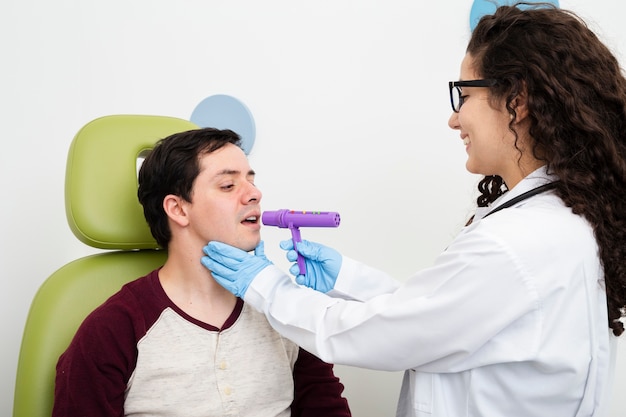 Examen de la vue de côté avec débitmètre de pointe