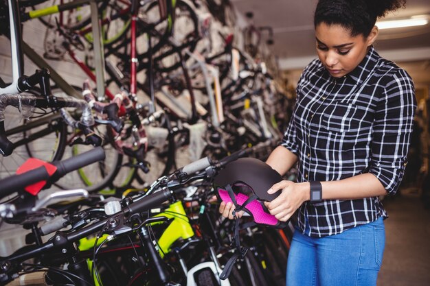 examiner Mechanic un casque de vélo