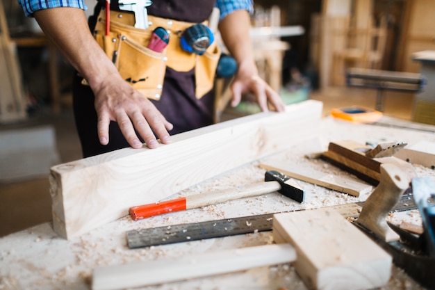 Examiner La Qualité De La Planche De Bois