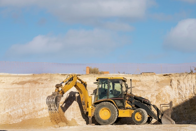 Excavatrice Creusant Dans Le Sol à La Lumière Du Jour