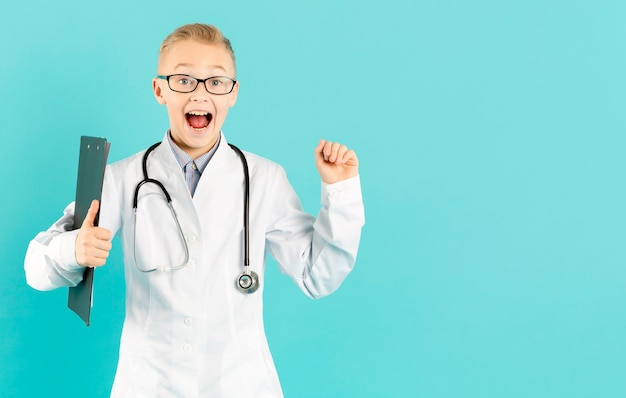 Photo gratuite excité l'espace de copie de jeune médecin