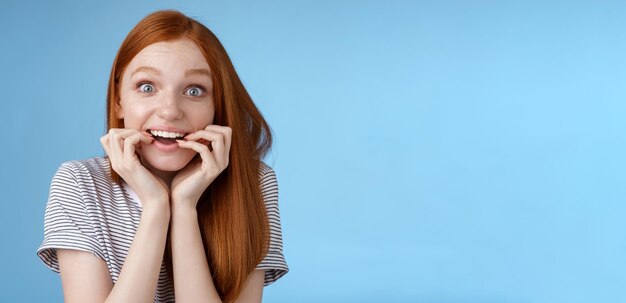 Excité étonné jolie fille rousse yeux bleus regard fasciné affection sourire désir morsure finge