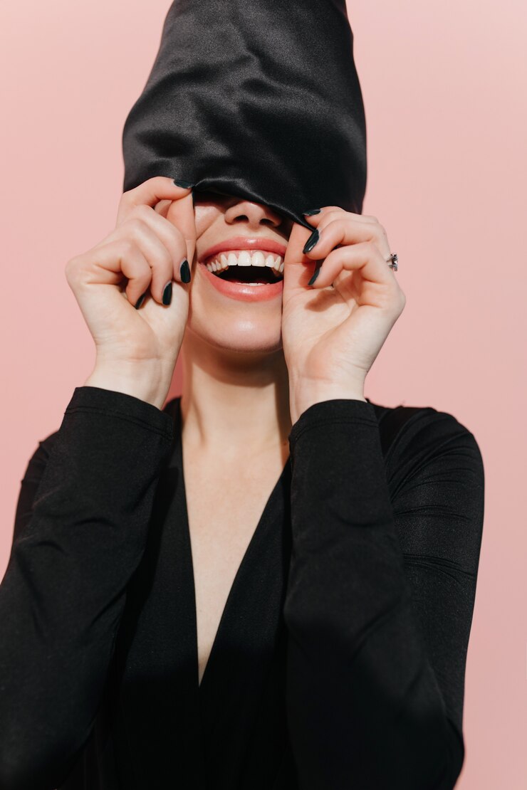 Photo gratuit excité femme posant avec foulard noir