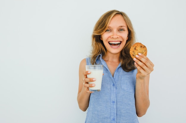 Excité Nice Lady Holding Verre de lait et de biscuit