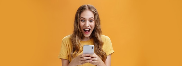 Photo gratuite excité et ravi charismatique jeune fille heureuse en t-shirt jaune souriant avec ouvert de joie mout