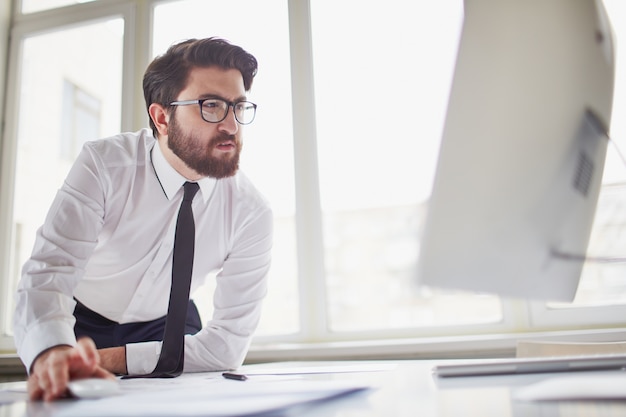 exécutif concentré avec l&#39;ordinateur