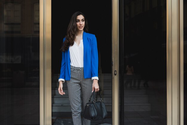 exécutif élégant avec veste bleue