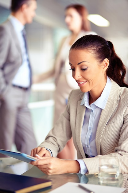 exécutif Femme travaillant avec sa tablette numérique