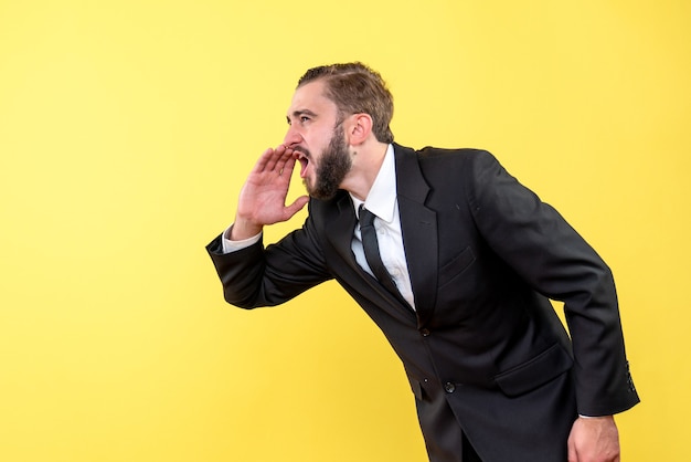 Photo gratuite exécutif de l'homme appelant son employé en criant