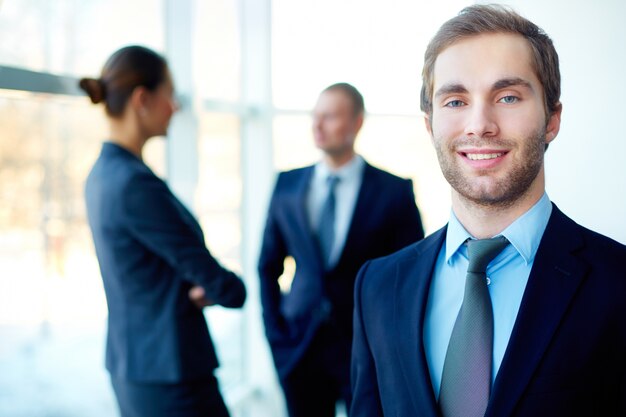 exécutif Homme avec un grand sourire