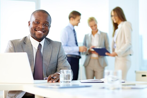 Exécutif souriant avec un ordinateur portable