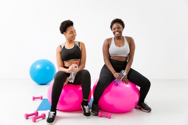 Photo gratuite exercice de fitness avec des balles de fitness