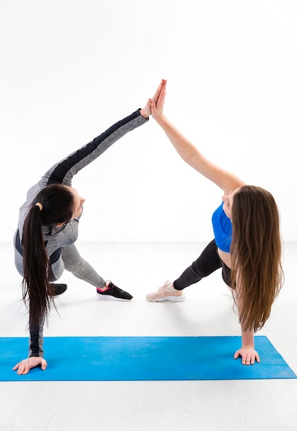 Photo gratuite exercice de fitness pour femmes ensemble