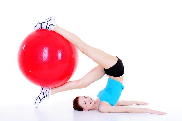 Exercice physique pour jeune forme féminine avec fitball - isolé