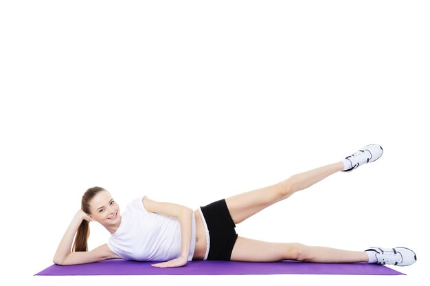 Exercices aérobies pour le corps des jeunes femmes - isolé